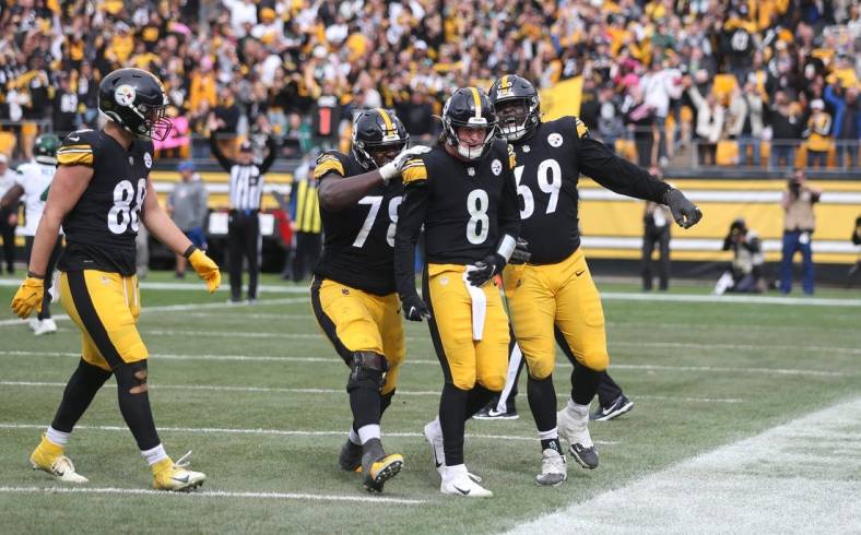 Kenny Pickett (8) of the Pittsburgh Steelers celebrates his touchdown with his teammates during the second half against the New York Jets at Acrisure Stadium in Pittsburgh, PA on October 2, 2022.

Pittsburgh Steelers Vs New York Jets Week 4