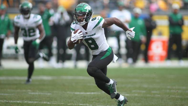 Elijah Moore (8) of the New York Jets sprints downfield during the first half against the Pittsburgh Steelers at Acrisure Stadium in Pittsburgh, PA on October 2, 2022.

Pittsburgh Steelers Vs New York Jets Week 4