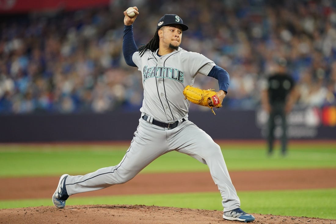 Mariners' Luis Castillo blanks Blue Jays in Game 1