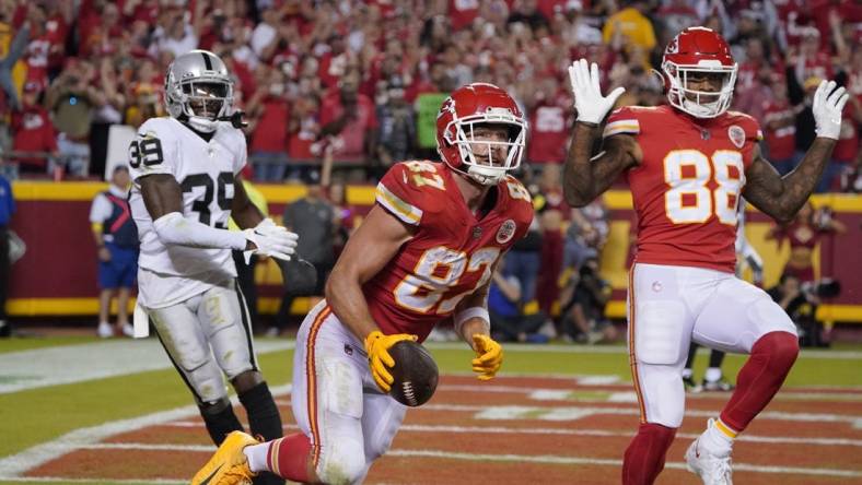 Oct 10, 2022; Kansas City, Missouri, USA; Kansas City Chiefs tight end Travis Kelce (87) catches a passes for a touch down against the Las Vegas Raiders in the second half at GEHA Field at Arrowhead Stadium. Mandatory Credit:    Denny Medley-USA TODAY Sports