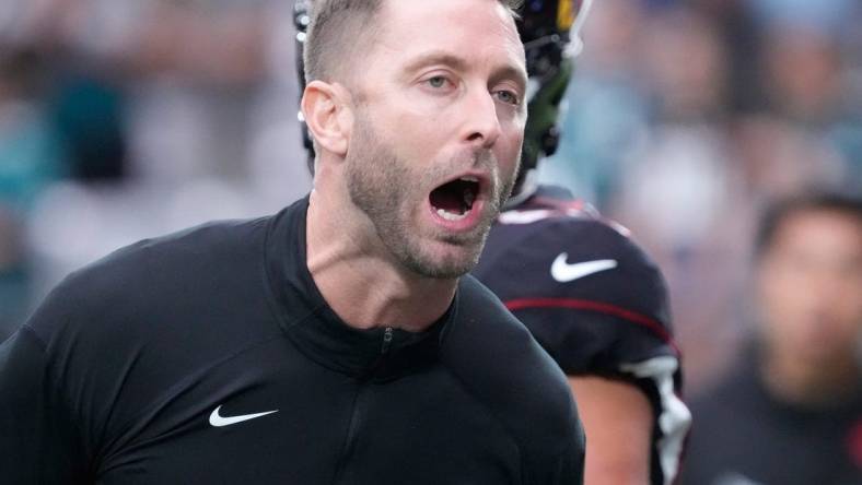 Oct 9, 2022; Glendale, Arizona, U.S.;  Arizona Cardinals head coach Kliff Kingsbury yells instructions to his team before playing against the Philadelphia Eagles at State Farm Stadium.

Nfl Eagles At Cardinals