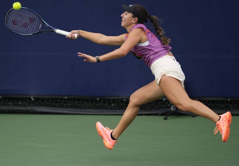 Oct 15, 2022; San Diego, California, US;  Jessica Pegula of the United States hits a shot against Iga Swiatek of Poland during the San Diego Open at Barnes Tennis Center. Mandatory Credit: Ray Acevedo-USA TODAY Sports
