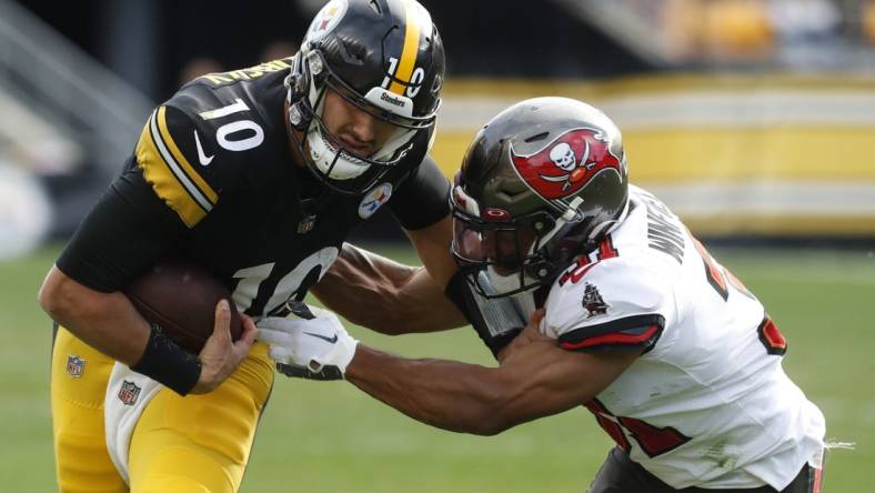 Oct 16, 2022; Pittsburgh, Pennsylvania, USA;  Pittsburgh Steelers quarterback Mitch Trubisky (10) runs the ball against Tampa Bay Buccaneers safety Antoine Winfield Jr. (31) during the fourth quarter at Acrisure Stadium. Pittsburgh won 20-18. Mandatory Credit: Charles LeClaire-USA TODAY Sports