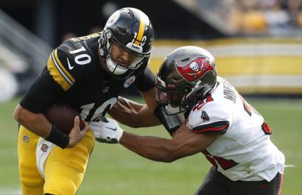 Oct 16, 2022; Pittsburgh, Pennsylvania, USA;  Pittsburgh Steelers quarterback Mitch Trubisky (10) runs the ball against Tampa Bay Buccaneers safety Antoine Winfield Jr. (31) during the fourth quarter at Acrisure Stadium. Pittsburgh won 20-18. Mandatory Credit: Charles LeClaire-USA TODAY Sports