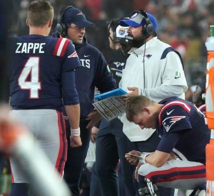 Patriot coaches Joe Judge and Matt Patricia confer as they talk with QN Bailey Zappe as QB Mac Jones studies his play list on his wrist after Jones was replaced by Zappe during the 2nd quarter.

15 Pats Bears 102422 Bb