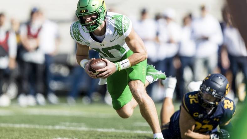 Oct 29, 2022; Berkeley, California, USA;  Oregon quarterback Bo Nix (10) runs the ball for a touchdown against The California Golden Bears during the second quarter at FTX Field at California Memorial Stadium. Mandatory Credit: John Hefti-USA TODAY Sports