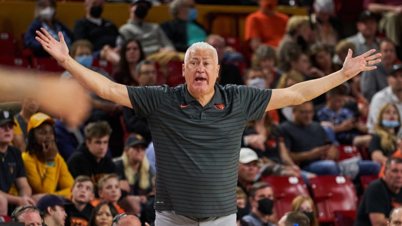 Feb. 19, 2022; Tempe, Arizona, USA; Oregon State Beavers head coach Wayne Tinkle calls to his team from the sidelines at Desert Financial Arena. Mandatory Credit: Alex Gould - The Republic

Mbb Oregon State At Arizona State