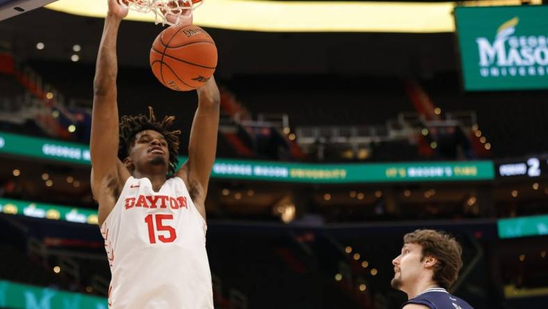 Mar 12, 2022; Washington, D.C., USA; Dayton Flyers forward DaRon Holmes II (15) dunks the ball as Richmond Spiders forward Matt Grace (15) looks on in the second half at Capital One Arena. Mandatory Credit: Geoff Burke-USA TODAY Sports