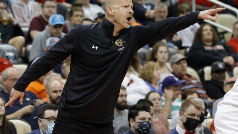 Mar 18, 2022; Pittsburgh, PA, USA; UAB Blazers head coach Andy Kennedy calls a play in the first half against the Houston Cougars during the first round of the 2022 NCAA Tournament at PPG Paints Arena. Mandatory Credit: Geoff Burke-USA TODAY Sports