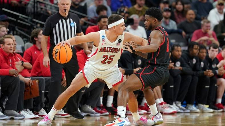 Mar 24, 2022; San Antonio, TX, USA; Arizona Wildcats guard Kerr Kriisa (25) against Houston Cougars guard Jamal Shead (1) during the first half in the semifinals of the South regional of the men's college basketball NCAA Tournament at AT&T Center. Mandatory Credit: Daniel Dunn-USA TODAY Sports