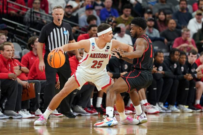 Mar 24, 2022; San Antonio, TX, USA; Arizona Wildcats guard Kerr Kriisa (25) against Houston Cougars guard Jamal Shead (1) during the first half in the semifinals of the South regional of the men's college basketball NCAA Tournament at AT&T Center. Mandatory Credit: Daniel Dunn-USA TODAY Sports