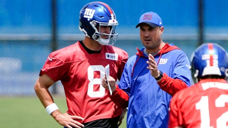 New York Giants quarterback Daniel Jones (8) and offensive coordinator Mike Kafka talk on the field during mandatory minicamp at the Quest Diagnostics Training Center on Tuesday, June 7, 2022, in East Rutherford.

News Giants Mandatory Minicamp