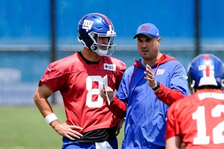 New York Giants quarterback Daniel Jones (8) and offensive coordinator Mike Kafka talk on the field during mandatory minicamp at the Quest Diagnostics Training Center on Tuesday, June 7, 2022, in East Rutherford.

News Giants Mandatory Minicamp
