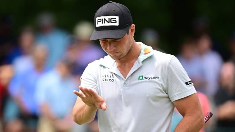 Aug 25, 2022; Atlanta, Georgia, USA; Viktor Hovland reads the 1st green during the first round of the TOUR Championship golf tournament. Mandatory Credit: Adam Hagy-USA TODAY Sports