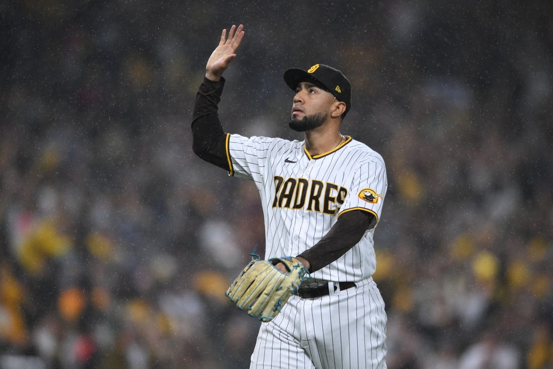 San Diego Padres sign reliever Robert Suarez to a 5year deal