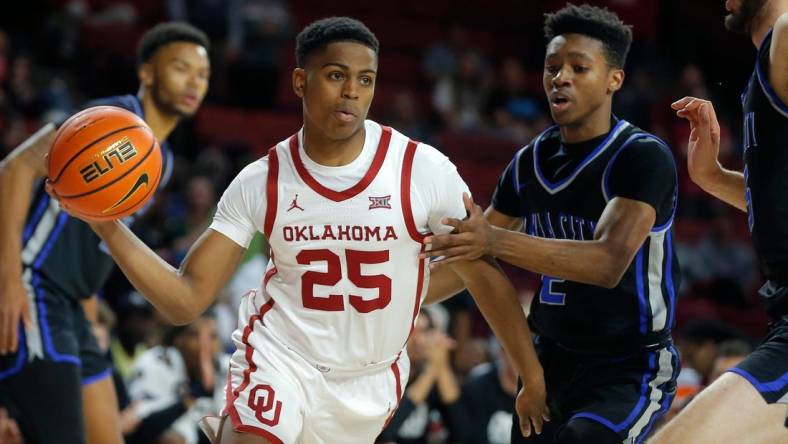 Oklahoma's Grant Sherfield (25) passes the ball as OCU's Avery Jackson defends during a college basketball exhibition game between the University of Oklahoma Sooners (OU) and the Oklahoma City University Starts (OCU) at Loyd Noble Center in Norman, Okla., Tuesday, Oct. 25, 2022.

Ou Men S Basketball