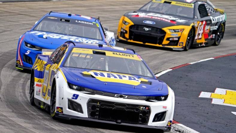 Oct 30, 2022; Martinsville, Virginia, USA; NASCAR Cup Series driver Chase Elliott (9) during the Xfinity 500 at Martinsville Speedway. Mandatory Credit: Peter Casey-USA TODAY Sports