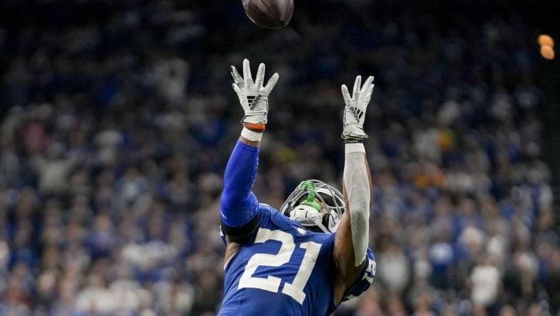 Oct 30, 2022; Indianapolis, Indiana, USA; Indianapolis Colts running back Nyheim Hines (21) reaches up for the ball Sunday, Oct. 30, 2022, during a game against the Washington Commanders at Indianapolis Colts at Lucas Oil Stadium in Indianapolis. Mandatory Credit: Max Gersh/IndyStar-USA TODAY Sports