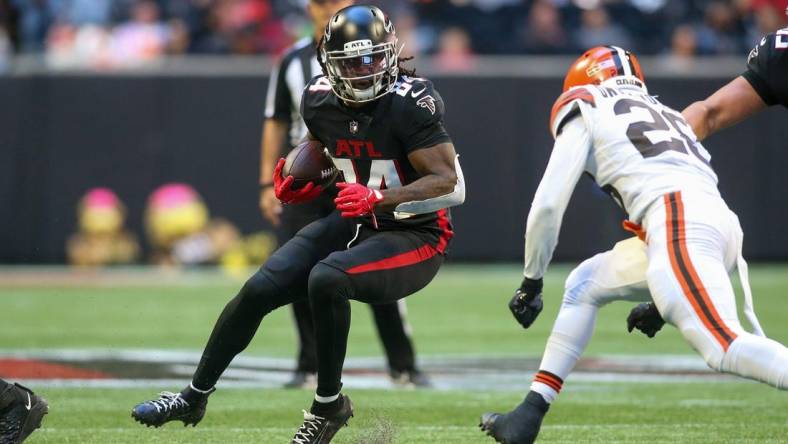 Oct 2, 2022; Atlanta, Georgia, USA; Atlanta Falcons running back Cordarrelle Patterson (84) runs the ball against the Cleveland Browns in the first quarter at Mercedes-Benz Stadium. Mandatory Credit: Brett Davis-USA TODAY Sports