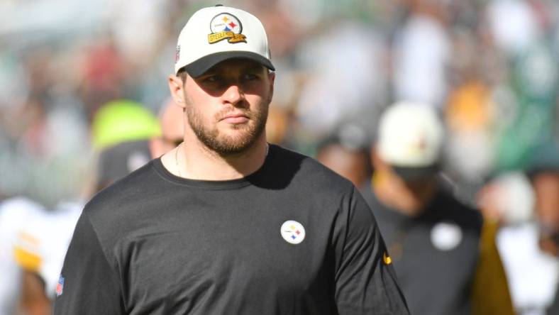 Oct 30, 2022; Philadelphia, Pennsylvania, USA; Pittsburgh Steelers linebacker T.J. Watt (90) runs off the field at half-time against the Philadelphia Eagles at Lincoln Financial Field. Mandatory Credit: Eric Hartline-USA TODAY Sports