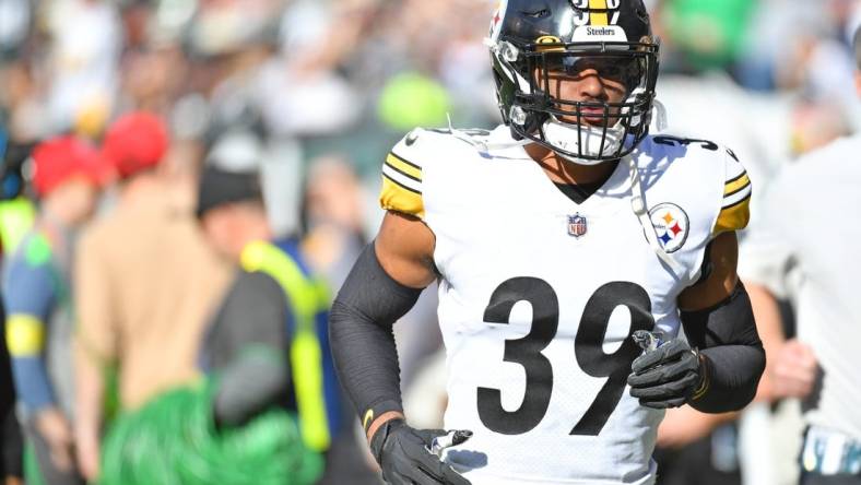 Oct 30, 2022; Philadelphia, Pennsylvania, USA; Pittsburgh Steelers safety Minkah Fitzpatrick (39) runs off the field at half-time against the Philadelphia Eagles at Lincoln Financial Field. Mandatory Credit: Eric Hartline-USA TODAY Sports