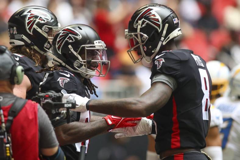 Nov 6, 2022; Atlanta, Georgia, USA; Atlanta Falcons running back Cordarrelle Patterson (84) celebrates after a touchdown with tight end Kyle Pitts (8) against the Los Angeles Chargers in the first quarter at Mercedes-Benz Stadium. Mandatory Credit: Brett Davis-USA TODAY Sports