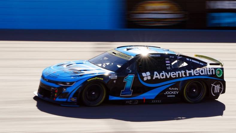 Nov 6, 2022; Avondale, Arizona, USA; NASCAR Cup Series driver Ross Chastain (1) races during the Cup championship at Phoenix Raceway. Mandatory Credit: John David Mercer-USA TODAY Sports