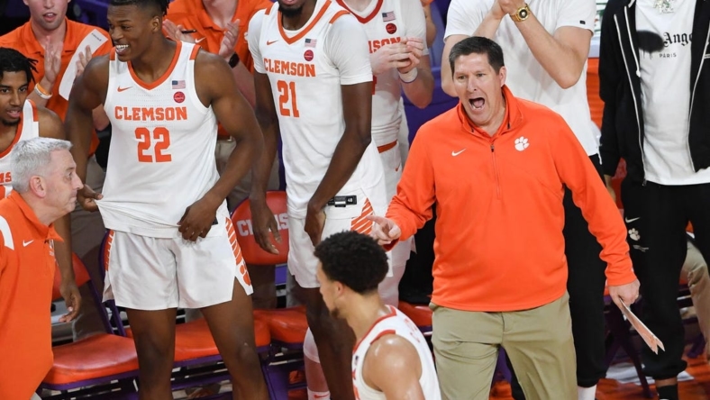 Nov 7, 2022; Clemson, SC, USA; Clemson head coach Brad Brownell talks with players in the game with The Citadel during the first half at Littlejohn Coliseum Monday, November 7, 2022. Mandatory Credit: Ken Ruinard-USA TODAY Sports