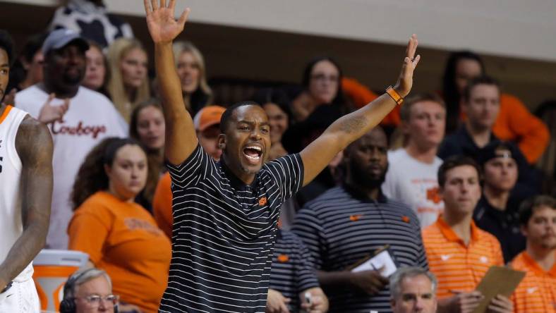 Oklahoma State coach Mike Boynton shouts during a men's college basketball game between the Oklahoma State Cowboys (OSU) and UT Arlington at Gallagher-Iba Arena in Stillwater, Okla., Monday, Nov. 7, 2022.

Osu Men S Basketball