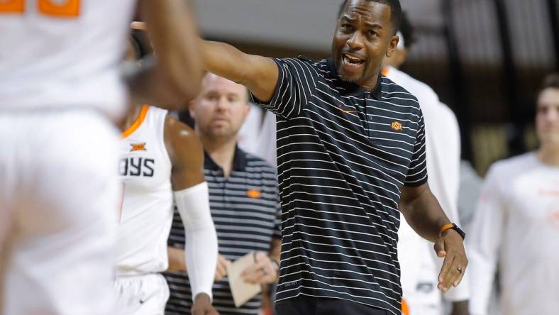 Oklahoma State coach Mike Boynton talks with his players during a men's college basketball game between the Oklahoma State Cowboys (OSU) and UT Arlington at Gallagher-Iba Arena in Stillwater, Okla., Monday, Nov. 7, 2022.

Osu Men S Basketball