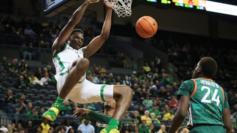 Oregon's N'Faly Dante, left, dunks the ball over Florida A&M 's Wylie Howard III during the second half at Matthew Knight Arena Nov 7, 2022.

Ncaa Mens Basketball Eug Uombb Vs Florida A M At Oregon