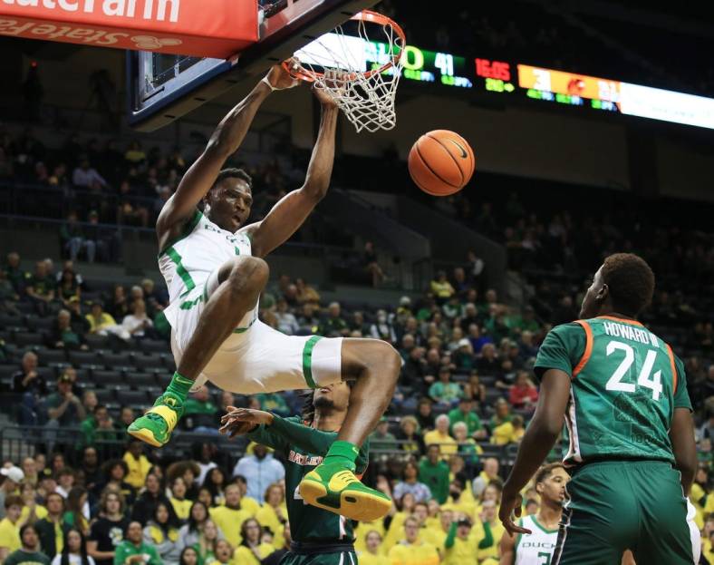 Oregon's N'Faly Dante, left, dunks the ball over Florida A&M 's Wylie Howard III during the second half at Matthew Knight Arena Nov 7, 2022.

Ncaa Mens Basketball Eug Uombb Vs Florida A M At Oregon