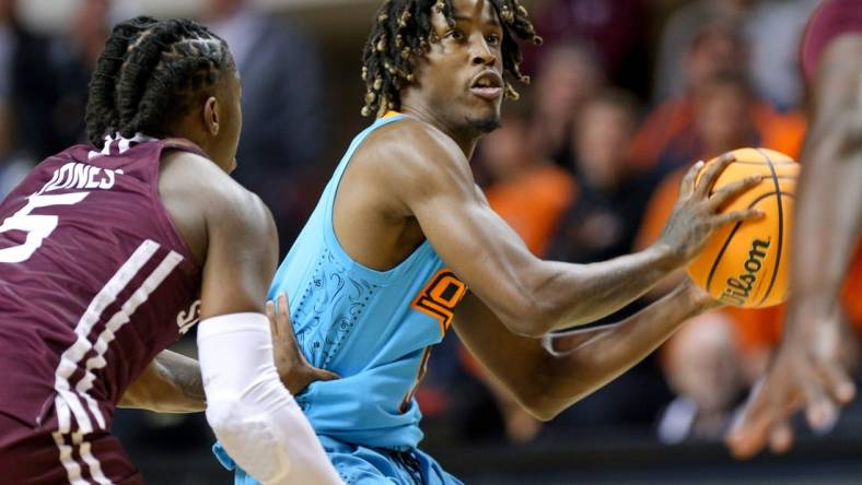 Oklahoma State guard Caleb Asberry (5) looks to pass during a college basketball game between the Oklahoma State Cowboys (OSU) and the Southern Illinois Salukis at Gallagher-Iba Arena in Stillwater, Okla., Thursday, Nov. 10, 2022.

Osu Vs Southern Illinois