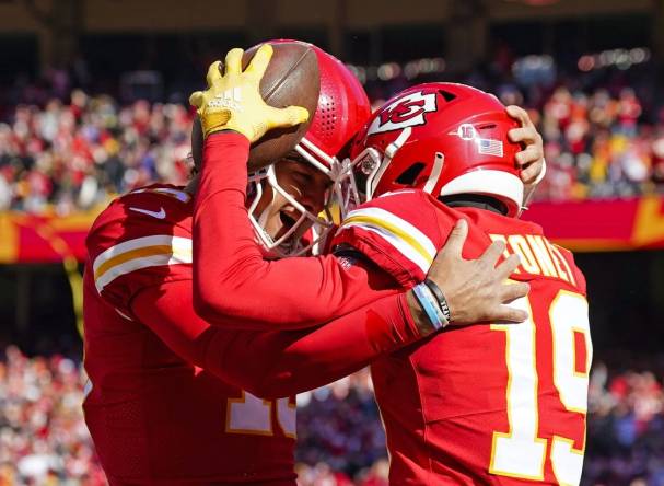 Patrick Mahomes' 4 TD passes lead Chiefs past Jaguars