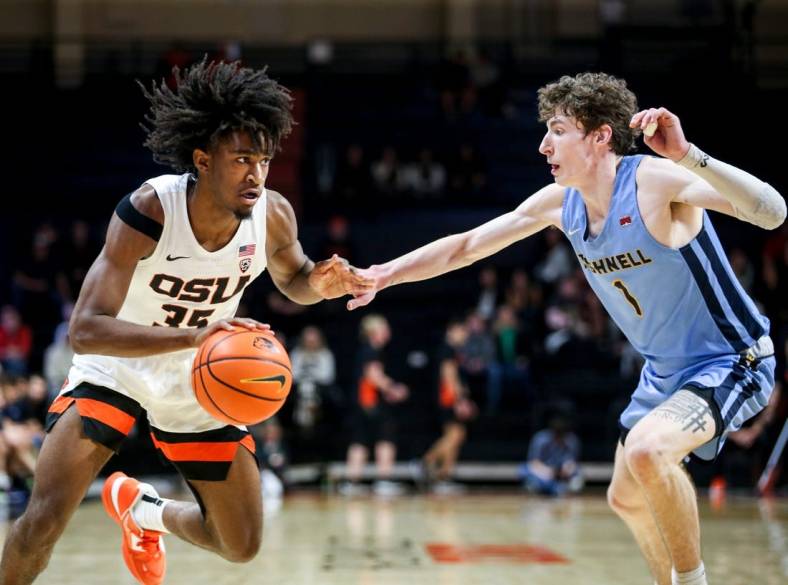 Oregon State's Glenn Taylor Jr. (35) drives to the basket during the men   s basketball game against Bushnell on Tuesday, Nov. 15, 2022 at OSU in Corvallis, Ore.

Osuvsbushnell668