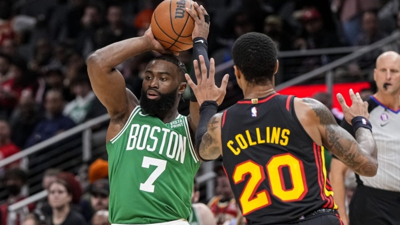 16 November 2022;  Atlanta, Georgia, AS;  Guard Boston Celtics Jaylen Brown (7) dipertahankan oleh penyerang Atlanta Hawks John Collins (20) pada babak pertama di State Farm Arena.  Kredit Wajib: Dale Zanine-USA TODAY Sports