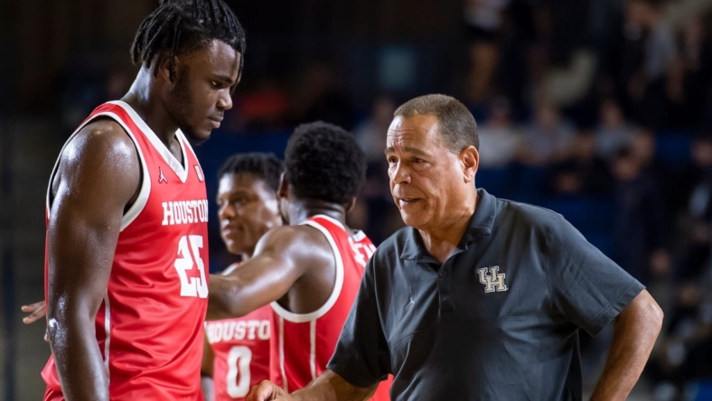 Houston basketball head coach Kelvin Sampson talks with freshman Jarace Walker during a pause in play against St. Joseph's at Navy's Alumni Hall on Friday, Nov. 11, 2022, in Annapolis, Md.

Hes Dr 111122 Jwalk