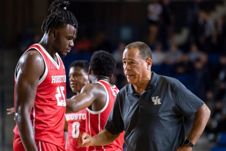 Houston basketball head coach Kelvin Sampson talks with freshman Jarace Walker during a pause in play against St. Joseph's at Navy's Alumni Hall on Friday, Nov. 11, 2022, in Annapolis, Md.

Hes Dr 111122 Jwalk