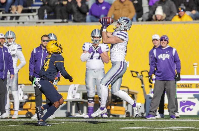 Nov 19, 2022; Morgantown, West Virginia, USA; Kansas State Wildcats tight end Sammy Wheeler (19) catches a pass during the first quarter against the West Virginia Mountaineers at Mountaineer Field at Milan Puskar Stadium. Mandatory Credit: Ben Queen-USA TODAY Sports
