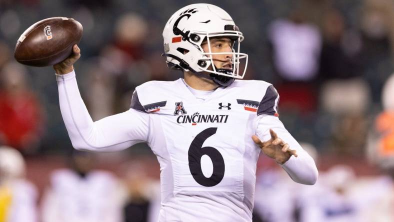 Nov 19, 2022; Philadelphia, Pennsylvania, USA; Cincinnati Bearcats quarterback Ben Bryant (6) passes the ball against the Temple Owls during the second quarter at Lincoln Financial Field. Mandatory Credit: Bill Streicher-USA TODAY Sports