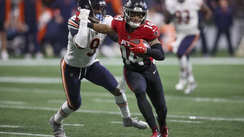 Nov 20, 2022; Atlanta, Georgia, USA; Atlanta Falcons wide receiver Damiere Byrd (14) makes a catch in front of Chicago Bears safety Jaquan Brisker (9) in the second quarter at Mercedes-Benz Stadium. Mandatory Credit: Brett Davis-USA TODAY Sports