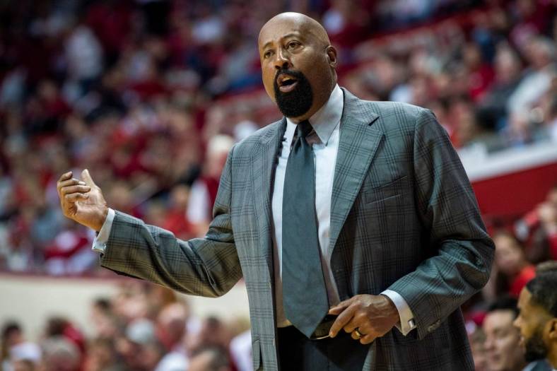 Indiana Head Coach Mike Woodson talks with a referee during the second half of the Indiana versus Little Rock men's basketball game at Simon Skjodt Assembly Hall on Wednesday, Nov. 23, 2022.

Iu Lb Bb 2h Woodson 3