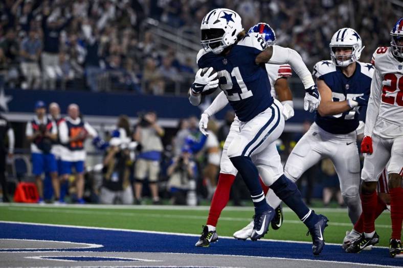 Nov 24, 2022; Arlington, Texas, USA; Dallas Cowboys running back Ezekiel Elliott (21) runs for a touchdown  against the New York Giants during the first quarter at AT&T Stadium. Mandatory Credit: Jerome Miron-USA TODAY Sports
