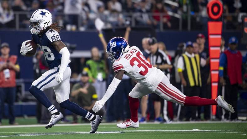 Nov 24, 2022; Arlington, Texas, USA; Dallas Cowboys wide receiver CeeDee Lamb (88) catches a pass for a first down as New York Giants cornerback Darnay Holmes (30) defends during the second half of the game between the Cowboys and the Giants at AT&T Stadium. Mandatory Credit: Jerome Miron-USA TODAY Sports