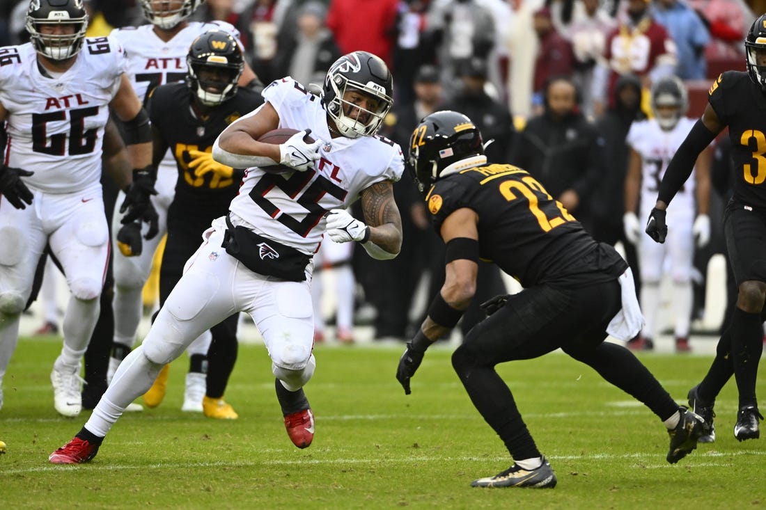 Nov 27, 2022; Landover, Maryland, USA; Atlanta Falcons running back Tyler Allgeier (25) carries the ball against the Washington Commanders during the first half at FedExField. Mandatory Credit: Brad Mills-USA TODAY Sports