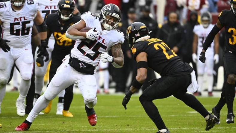 Nov 27, 2022; Landover, Maryland, USA; Atlanta Falcons running back Tyler Allgeier (25) carries the ball against the Washington Commanders during the first half at FedExField. Mandatory Credit: Brad Mills-USA TODAY Sports