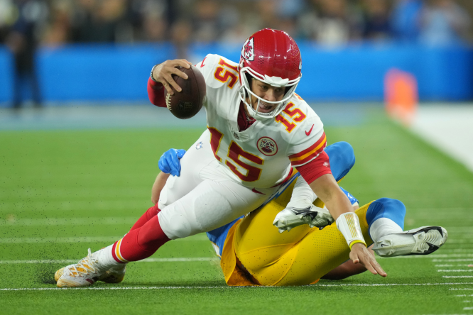 Patrick Mahomes essentially gives Kansas City Chiefs AFC West title with  comeback win