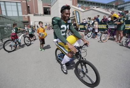 2016: Green Bay Packers free safety Ha Ha Clinton-Dix (21) smiles as he rides a bike to Green Bay Packers training camp  August 15, 2016.

2016 2