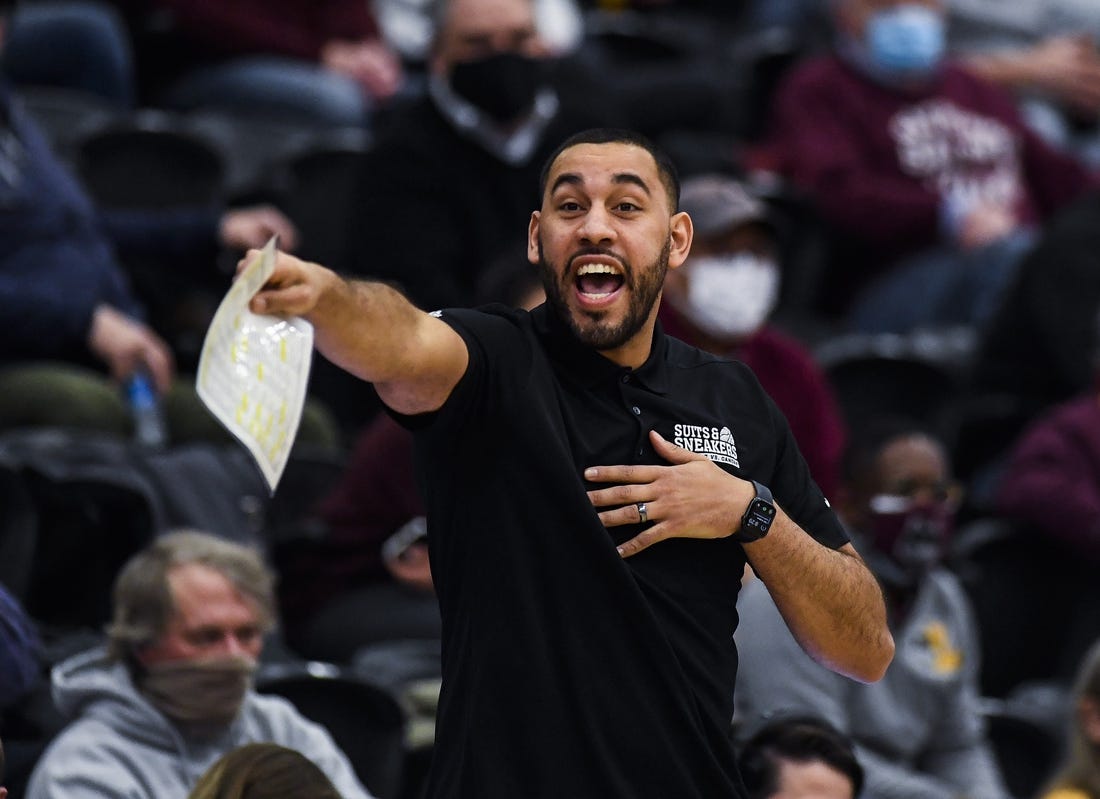 Jan 25, 2022; Chicago, Illinois, USA;  Loyola (Il) Ramblers head coach Drew Valentine directs the team against Southern Illinois Salukis during the second half at Joseph J. Gentile Arena. Mandatory Credit: Matt Marton-USA TODAY Sports