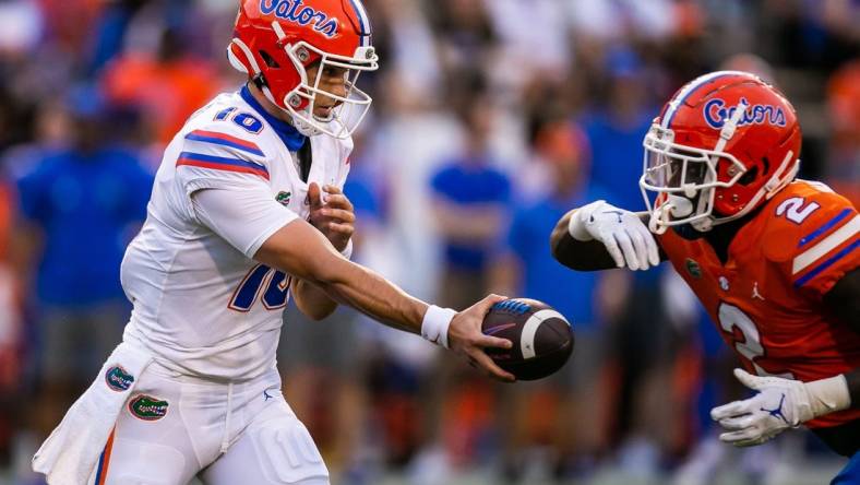 Florida Gators quarterback Jack Miller III (10) hands off to Florida Gators running back Montrell Johnson (2) in the first quarter. The Florida Gators scrimmaged in the first quarter during the annual Orange and Blue spring game at Ben Hill Griffin Stadium in Gainesville, FL, Thursday afternoon, April 14, 2022. [Doug Engle/Ocala Star Banner]2022

Oca Orangeandbluegame